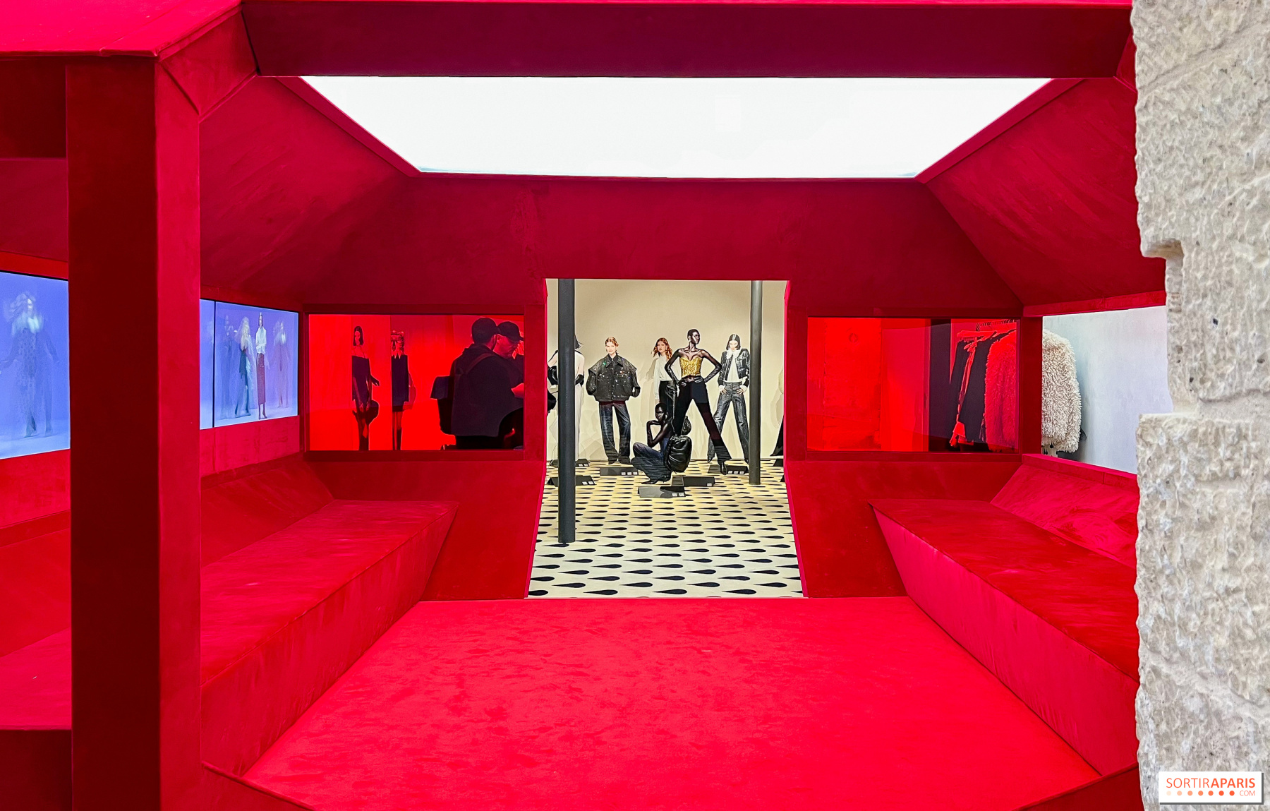 956418-le-pop-up-store-evenement-de-h-m-studio-dans-une-galerie-d-art-paris-fashion-week-image00020